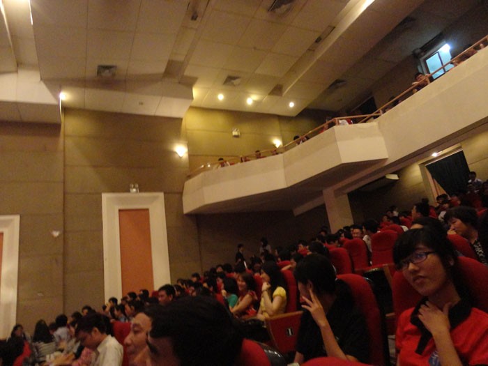 Khán giả đông kín cả hội trường Trung tâm văn hóa quận Thanh Xuân.
